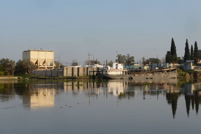 Embarcación arenera en el río