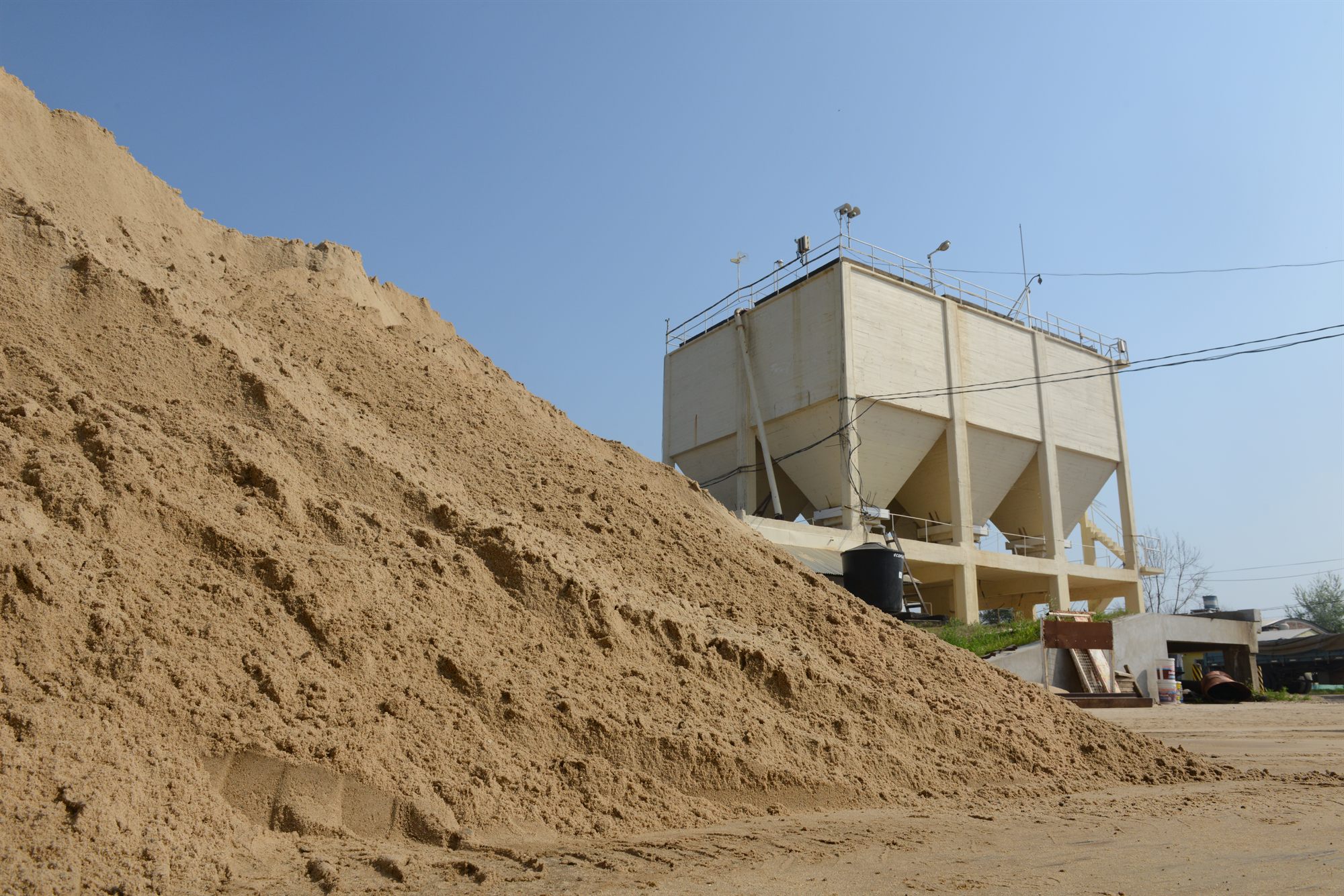 Embarcación arenera de Arenera Ruta 11 trabajando en el río